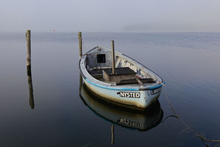 Ruderboot im Nebel, Nysted, Dänemark.jpg