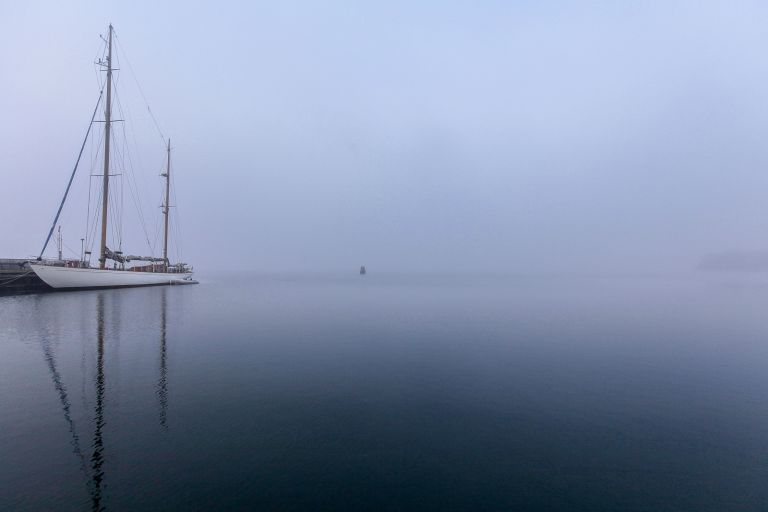 Segelboot im Nebel, Nysted, Dänemark.jpg